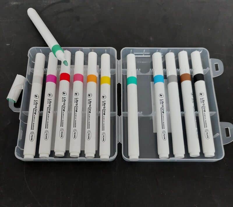 12 טושים אקריליים מקצועיים <BR> מתאים לנייר,זכוכית, מתכת ועוד